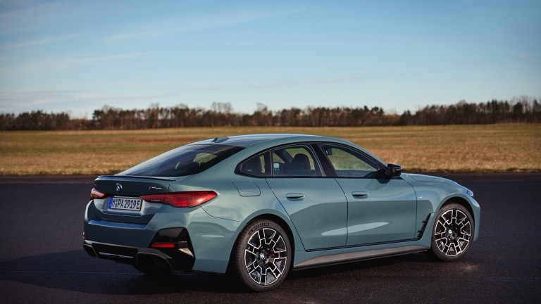 Elektrické Gran Coupé BMW i4 M50 v metalické modré barvě